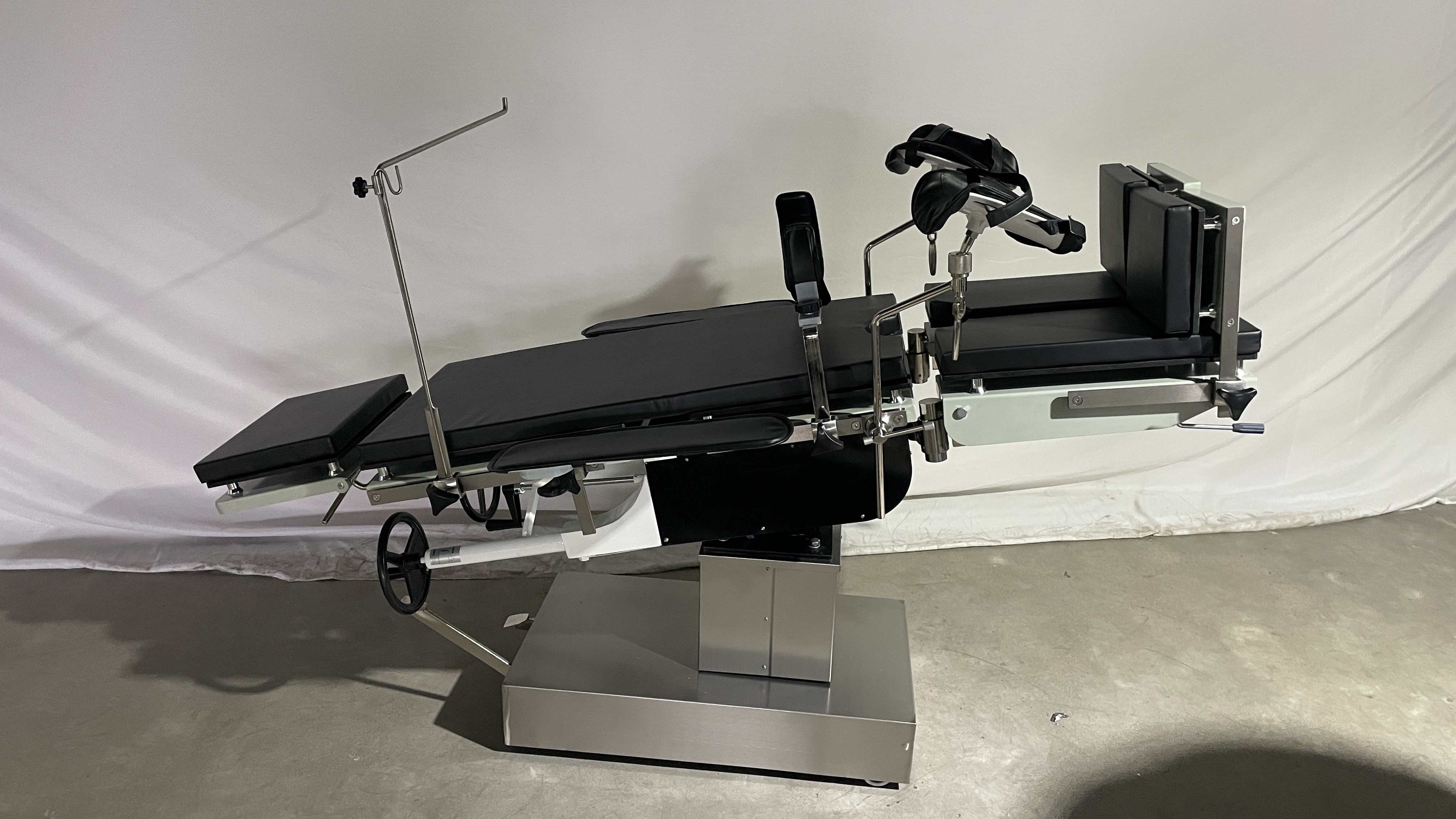 Head Controlled 3008 Operating Table Radiolucent Manual Theatre Operation Table តារាងប្រតិបត្តិការ X-Ray Hydraulic ដែលត្រូវគ្នា