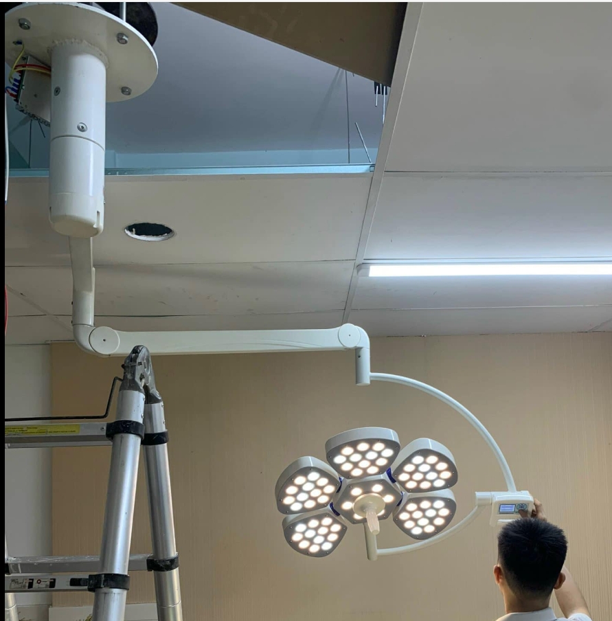 5 Petals Ceiling Operation Light Dental LED Theatre ពន្លឺវះកាត់ 